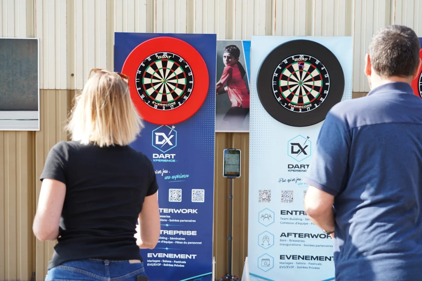Deux participants de dos face aux cibles Dart Xperience